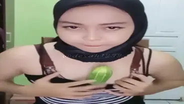 Kamar Tertutup Cewek Cantik Main Timun Tanpa Malu